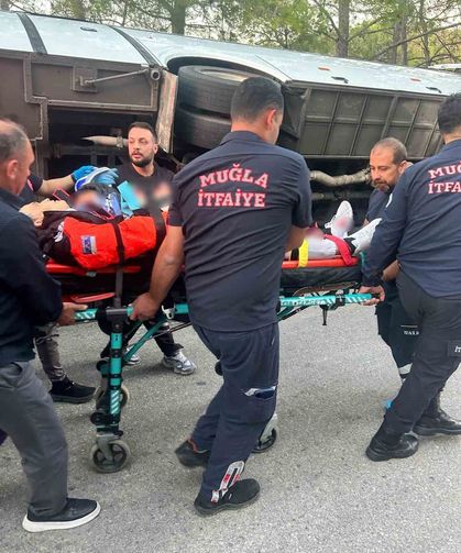 Servis Minibüsü Devrildi: 2'si Ağır 3 Yaralı