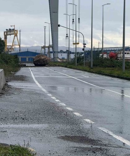 Dağdan Kopan Dev Kaya Yolu Kapattı: Facianın Eşiğinden Dönüldü