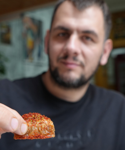 Acısız Yaşayamıyor: Tatlıya Bile Pul Biber Atıp Yiyor