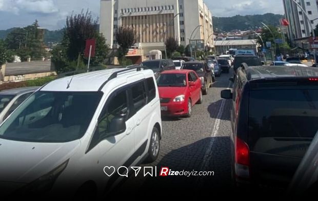 Rize Merkez'de Yol Çalışmaları Trafiği Olumsuz Etkiliyor