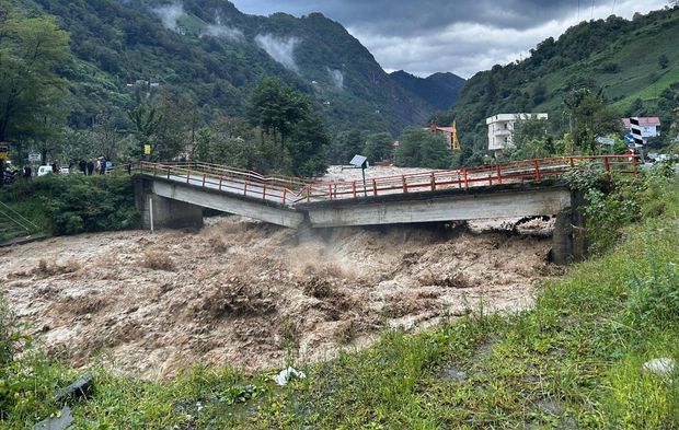 Rize'de şiddetli yağış etkili oldu