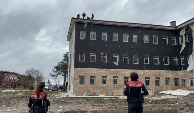 Parasını Alamayan İşçi Çatıdan Atlamak İstedi