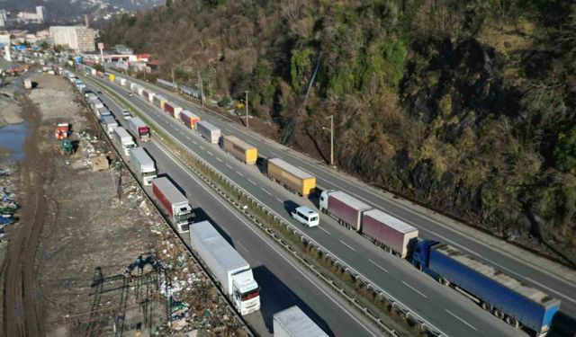 Artvin’de Tır Kuyruğunda İftar Telaşı