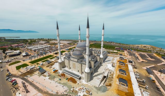 Doğu Karadeniz'in en büyük camisi Trabzon'da ibadete açıldı
