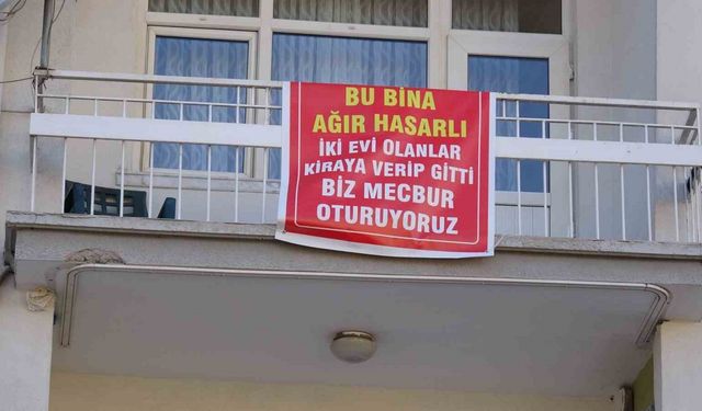 Ağır Hasarlı Pankartı Asılan Binayı Görenler Bir Daha Bakıyor