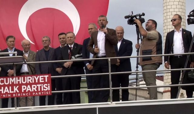 CHP Genel Başkanı Özel adliye önünde açıklamalarda bulundu