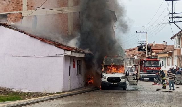 Minibüste Çıkan Yangında 2 Bina Zarar Gördü