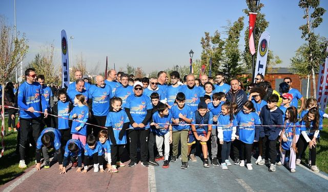 Depremde Hayatını Kaybeden Ailelerin Çocuklarına Destek Koşsu