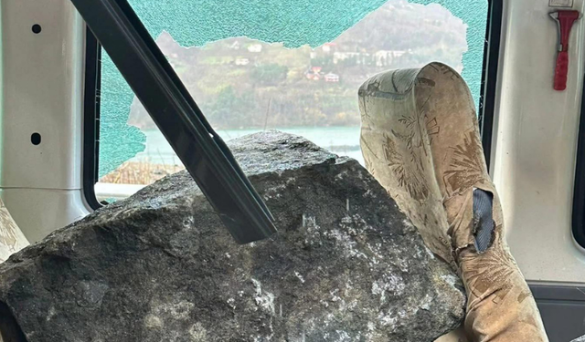 Artvin'de Minibüsün Üzerine Dev Kayalar Düştü, 3 Kişi Şans Eseri Kurtuldu