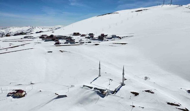 Kadırga Yaylası'ndaki Üstü Açık Camiden Kar Manzaraları