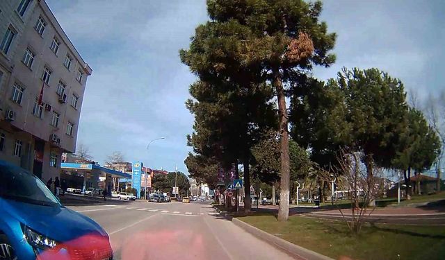 Ordu'da İki Otomobilin Kafa Kafaya Çarpışmasına Ramak Kaldı