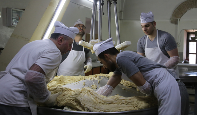 Bayram Öncesi İmalathanelerde Saray Helvası Mesaisi