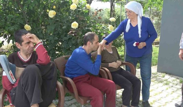 Ömrünü Adadığı 3 Engelli Evladına Gözü Gibi Bakıyor