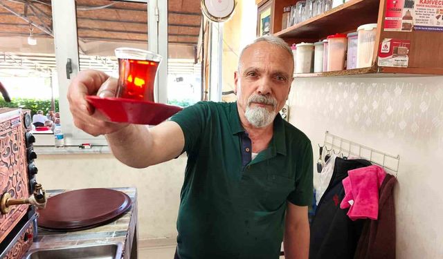 Çay Demlerken Şiir Yazıyor: 40 Yıllık Çaycı Şiirleriyle Gönül Isıtıyor