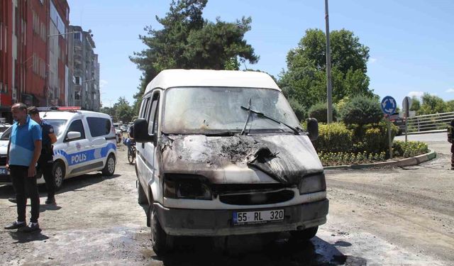 Samsun'da Seyir Halindeki Minibüs Alevlere Teslim Oldu