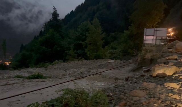 Trabzon'da Aşırı Yağış Nedeniyle Dere Taştı