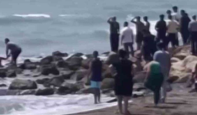 Denize Girmeyin Uyarısına Aldırış Etmeyen 14 Yaşındaki Çocuk Dalgalara Kapılarak Kayboldu
