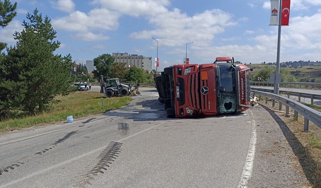 Samsun'da Cam Yüklü Tır Virajda Devrildi