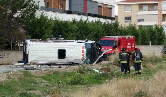 Servis Minibüsü İle Otomobil Birbirine Girdi 8'i Çocuk 9 Yaralı