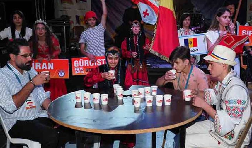 Rize'de 'En Hızlı Çay İçme' Yarışması