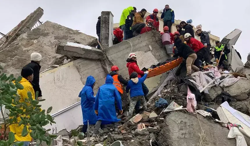 Depremde 63 Kişinin Öldüğü Apartmanda Baba Ve Oğluna Dava