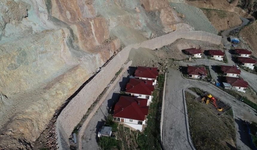 Heyelan Riski Süren Kaya Düşmelerinin Yaşandığı Yeniköy'de İncelemede Bulundular