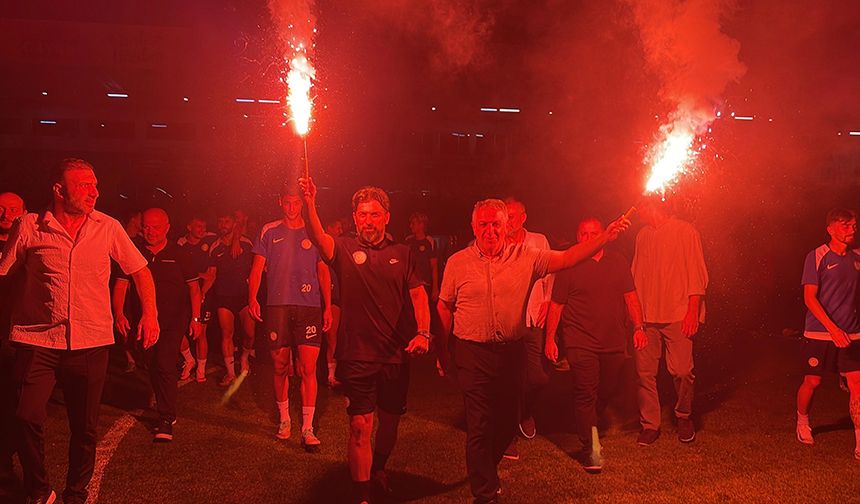 Çaykur Rizespor Taraftarı Lig Meşalesini Yaktı