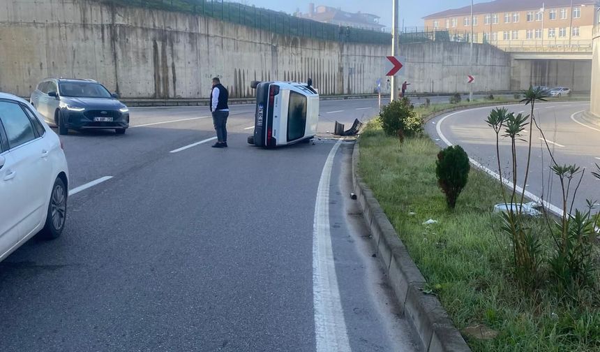 Otomobilin elektrik direğine çarptığı kaza kamerada