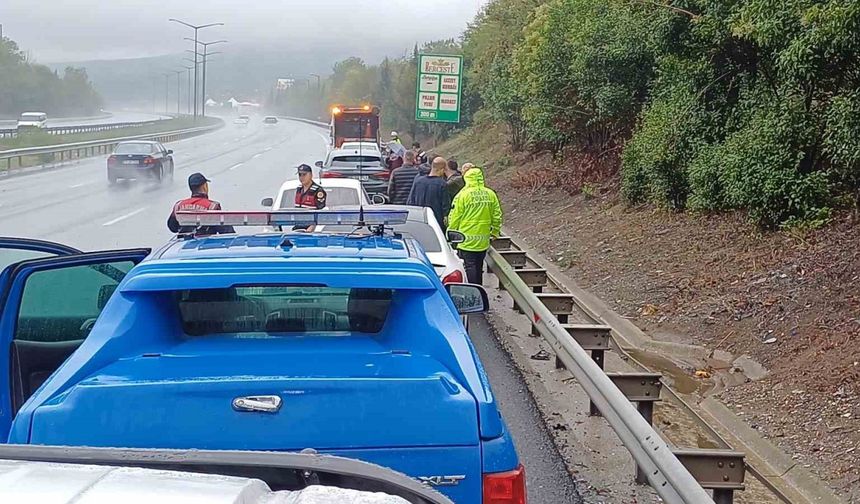 Otoyolda sağanak yağış kazaya sebep oldu: 1 ölü, 2 yaralı