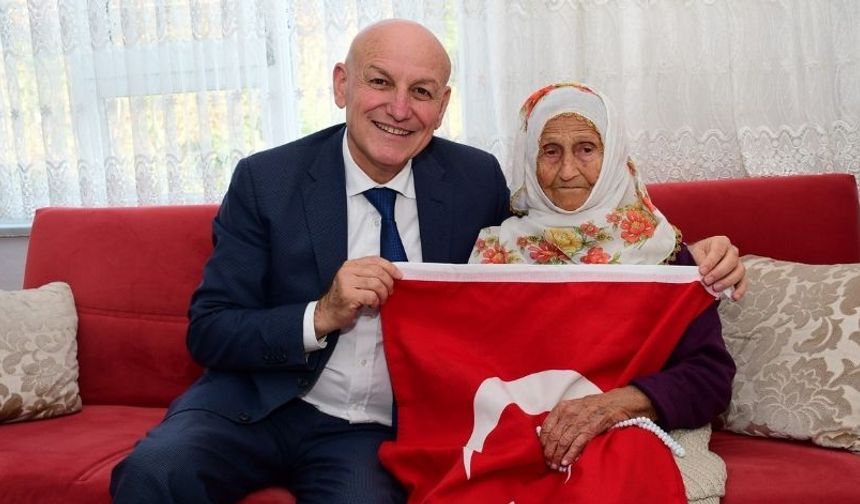 Cumhuriyet'in Tarihine Tanıklık Eden Çınarlara Türk Bayrağı Hediyesi