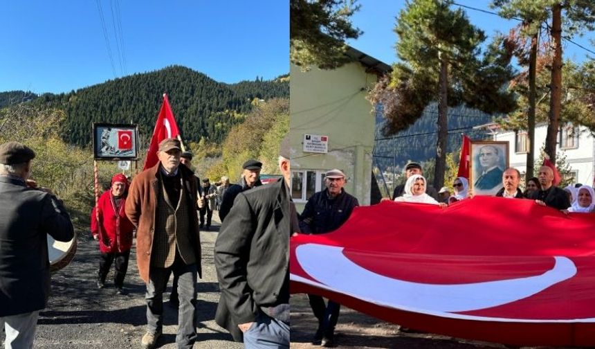 Artvin'de Köy Okulu Kapanınca Cumhuriyet Bayramı'nı Yaşlılar Kutladı