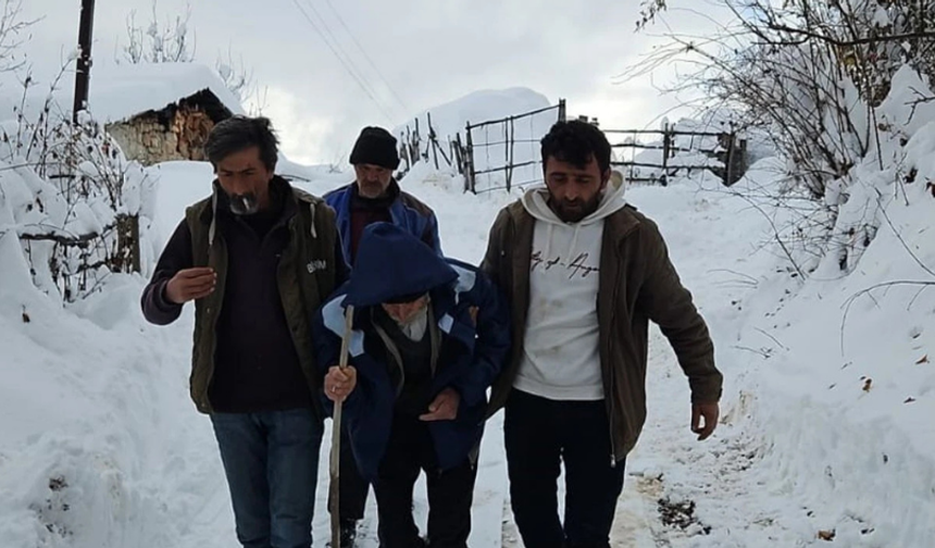 Artvin’de Sağlık Ekipleri Karla Kaplı Yolları Aşarak Hastaya Ulaştı