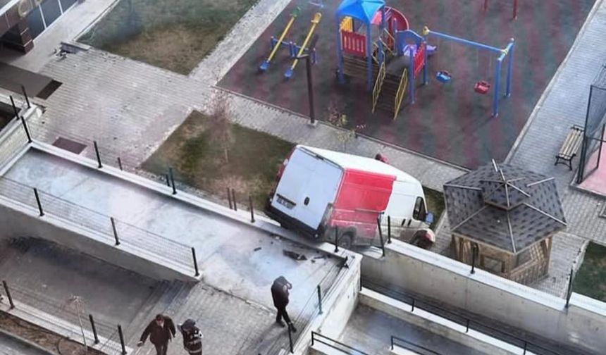 El Frenini Çekmeyi Unuttuğu Kargo Aracı Çocuk Parkına Devrildi