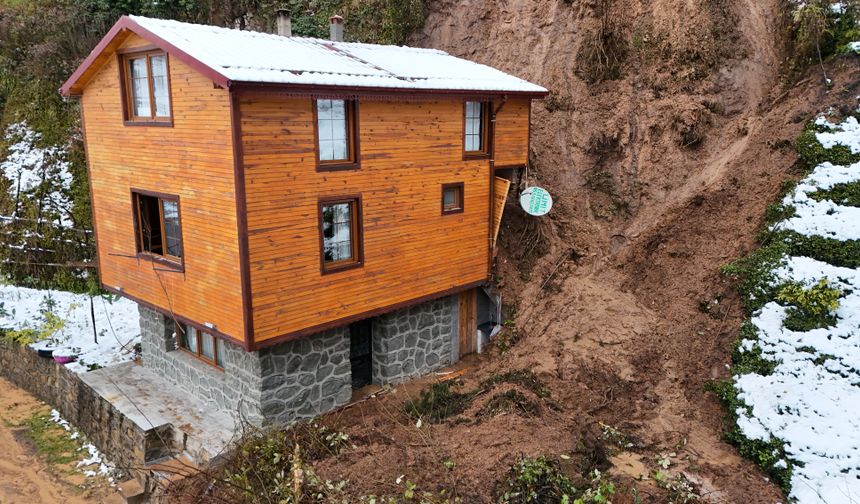 Heyelan, evin giriş kapısını kapattı; mahsur kalanlar pencereden çıkartıldı