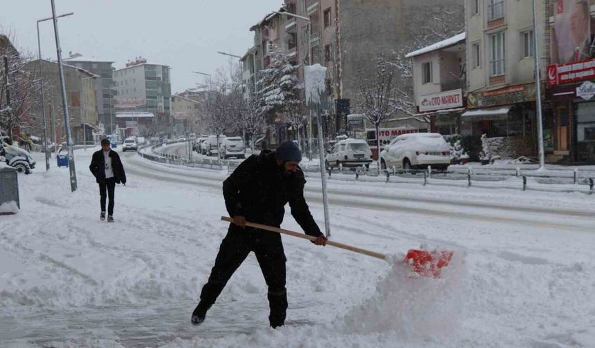 Erzurum’da Kar Yağışı İlçeleri Adeta Felç Etti