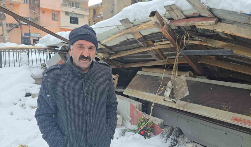 Hakkari’de karın ağırlığına dayanamayan atölyenin çatısı çöktü