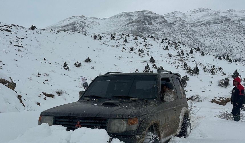 Offroad Tutkunlarının Karla Kaplı Yollarda Offroad Heyecanı