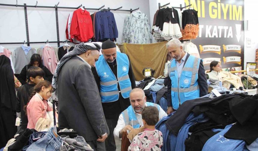 Yetim Çocuklara Bayramlık Elbise Hediye Edildi