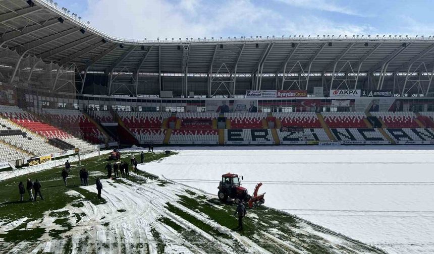 Erzincan 13 Şubat Şehir Stadyumu’ndaki Yarım Metrelik Kar Temizlendi