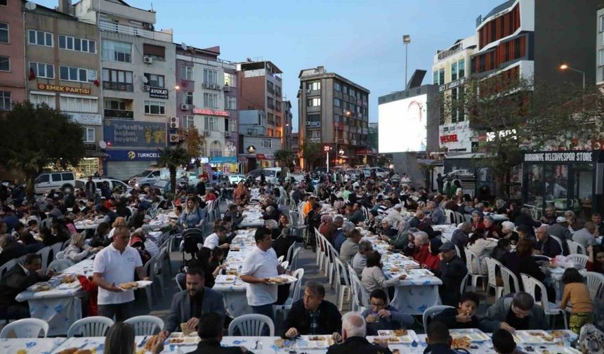 Ramazan’ın bereketi Burhaniye’de paylaşılıyor