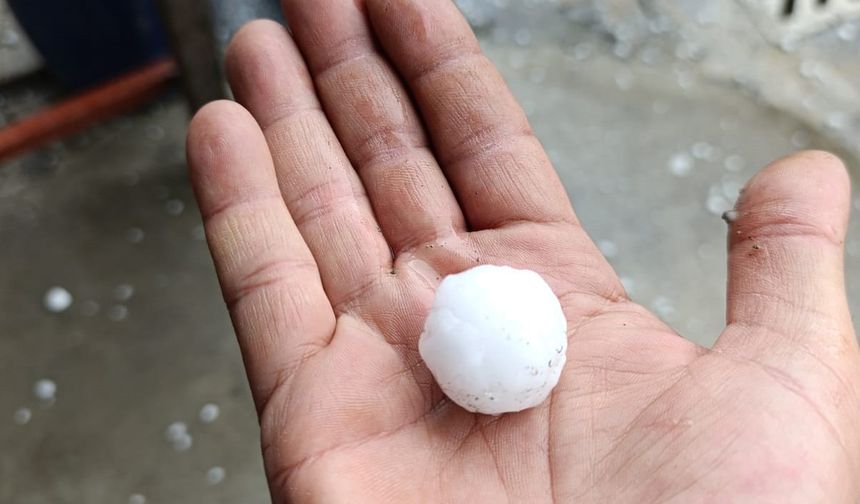 Tokat'ta dolu yağışı; bazı araçlar hasar gördü