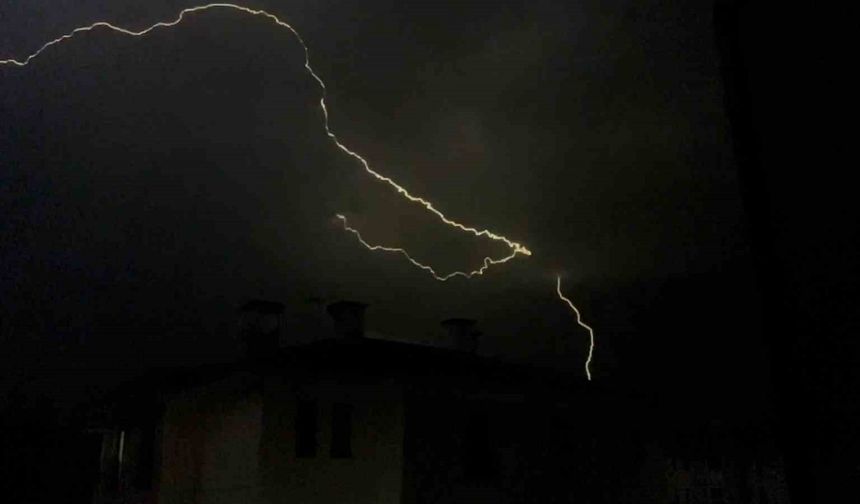 Bolu’da yıldırım düşme anları korku filmlerini aratmadı