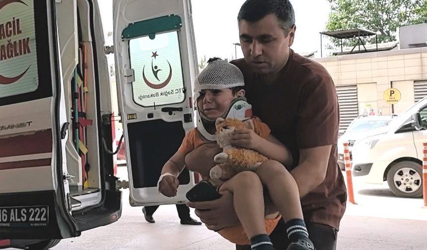 Kazada yaralandı,oyuncağını elinden hiç bırakmadı