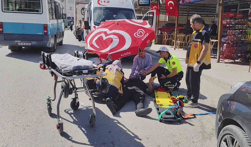Motosiklet kazasında yaralanan yayayı güneşten şemsiye yardımıyla korudular
