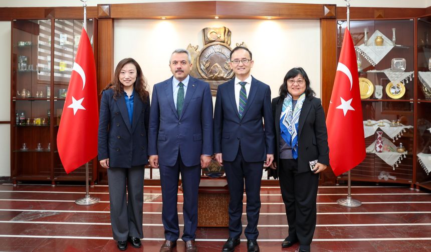 Çin Büyükelçisi Xuebin, Rize Valisi Baydaş'ı Makamında Ziyaret Etti