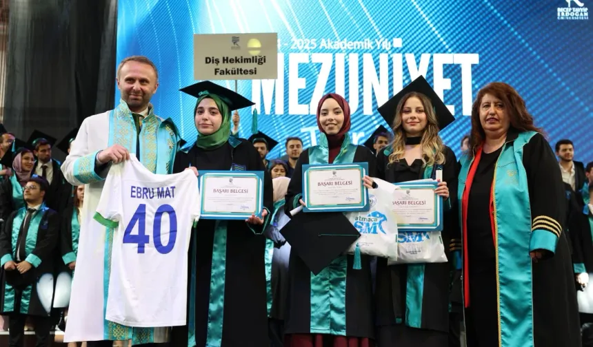 Recep Tayyip Erdoğan Üniversitesi'nde Mezuniyet Coşkusu