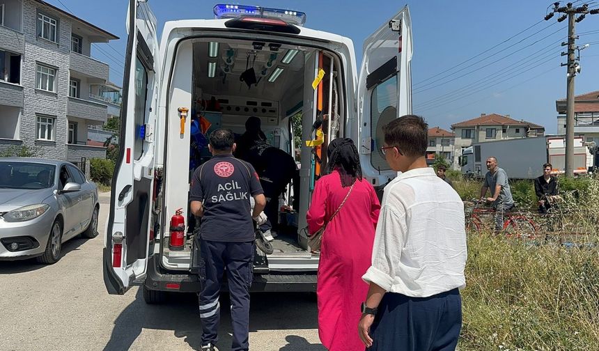 Yaya köprüsünden dereye düşen çocuğu çevredekiler kurtardı