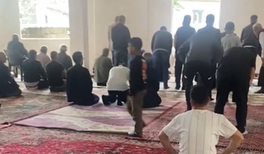 10 Yıl Sonra İlk Namaz: Yarım Yamalak Camide Bayram Coşkusu