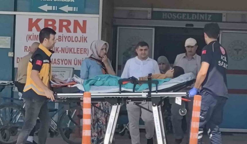 Bıçağın Üzerine Düşen Çocuk Ağır Yaralandı