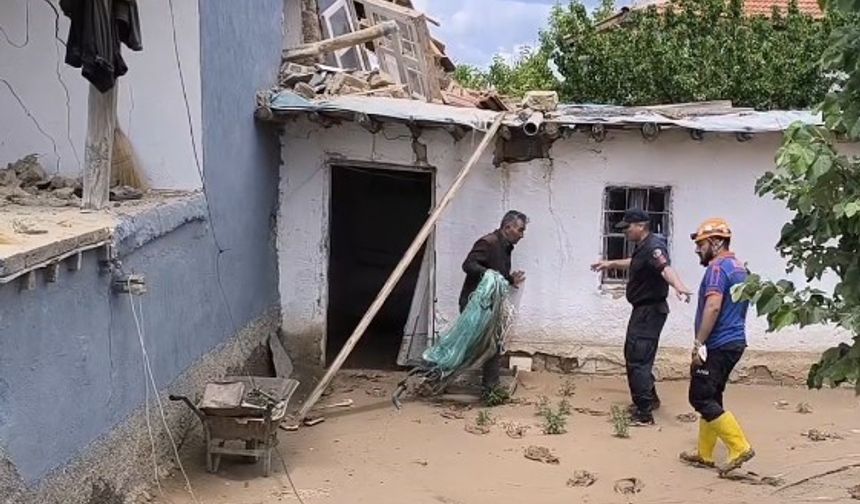 Evini Kaybetti, Ekmek Teknesini Enkazdan Çıkardı